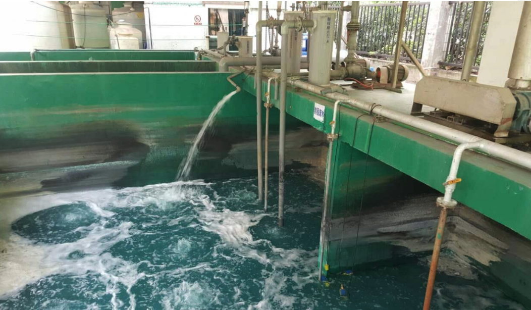 (图:电镀废水泡沫现场)