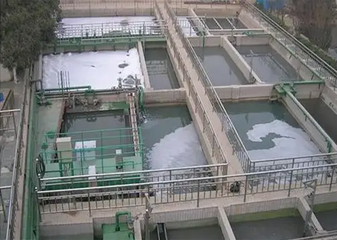 (图:污水处理池泡沫)