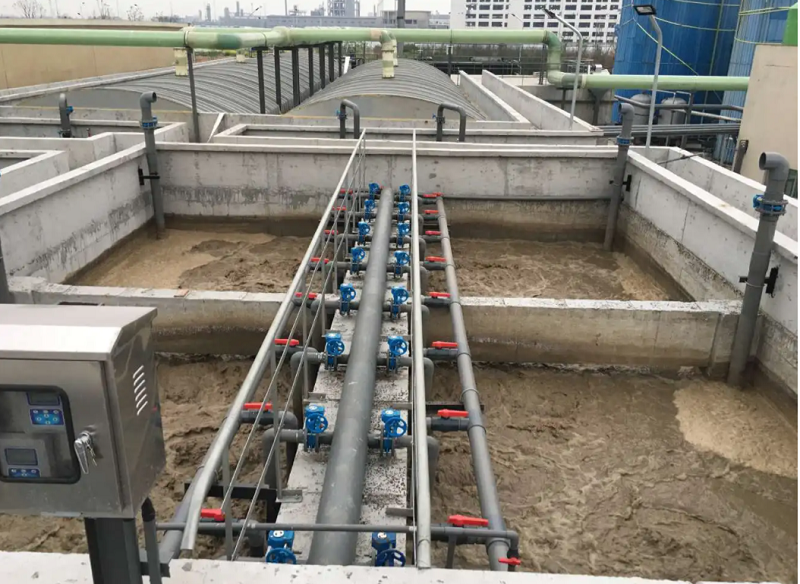 (图:生化污水池泡沫)