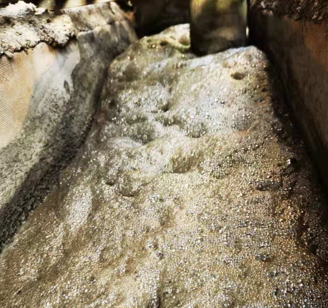 (图:脱硫塔起泡现场)