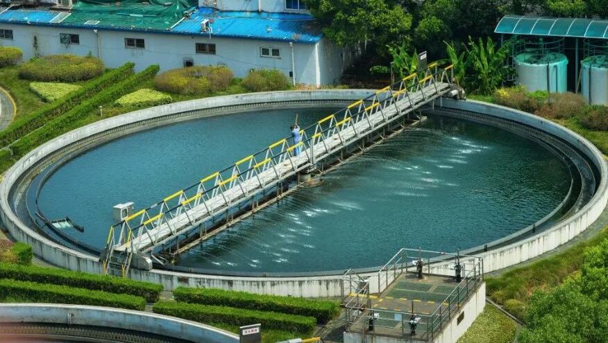 (图:工业废水污水池)