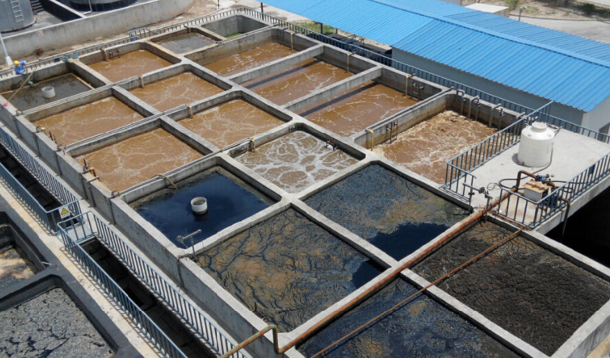 (图:污水处理池泡沫)