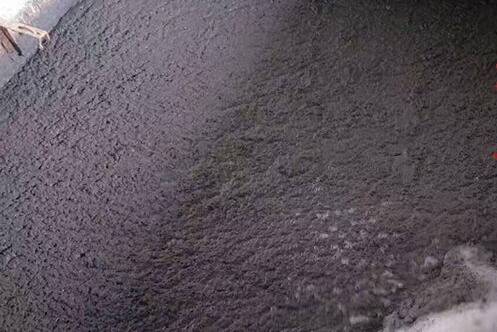 (图:炉渣废水起泡)