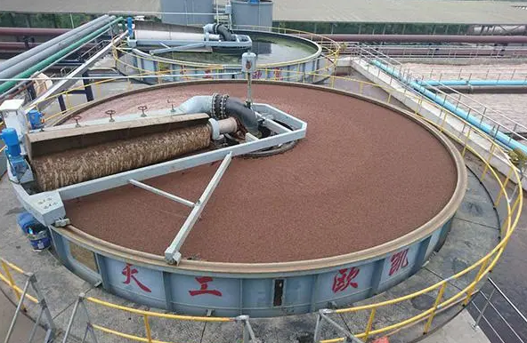 (图:电厂炉渣废水处理池起泡场景)